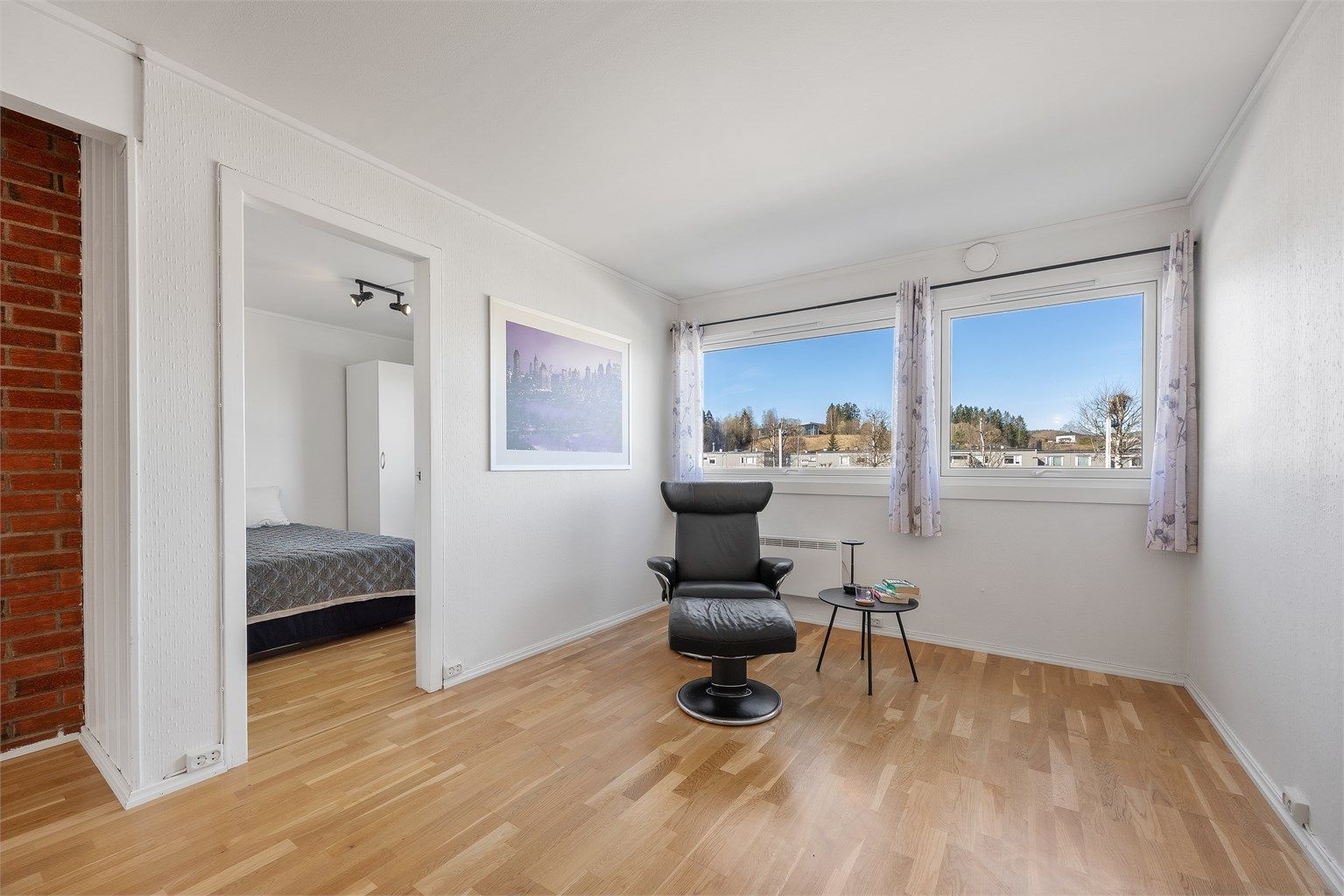 Fra stuen er det adkomst til et av soverommene i andre etasje.