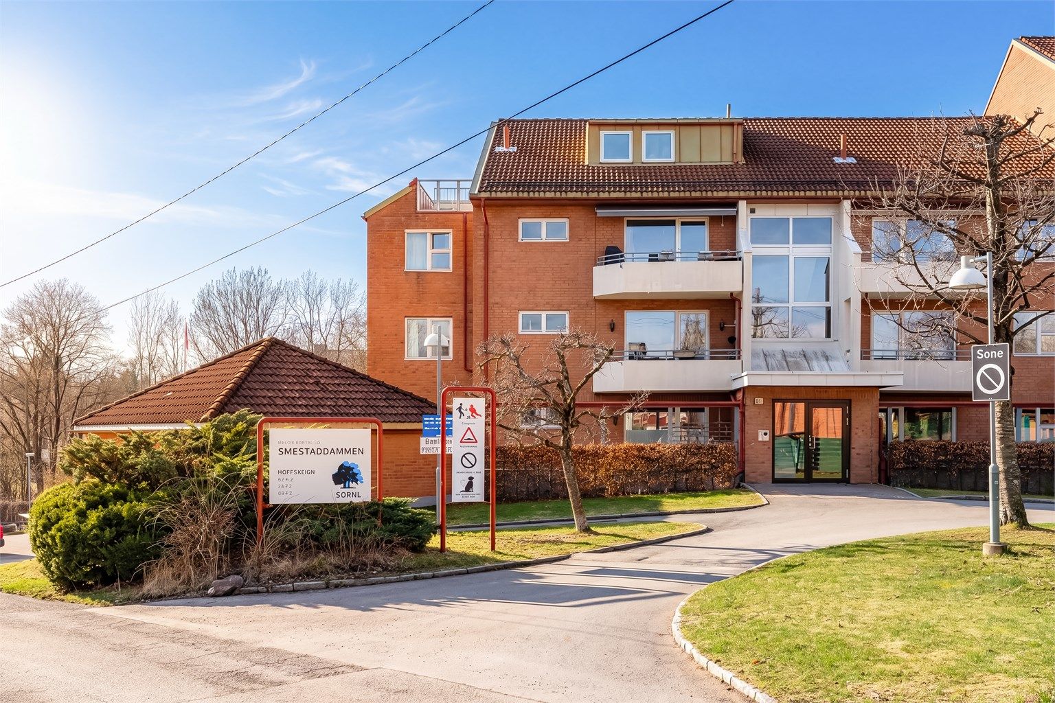 Leiligheten ligger fint til i 2.etasje på enden av bygget.