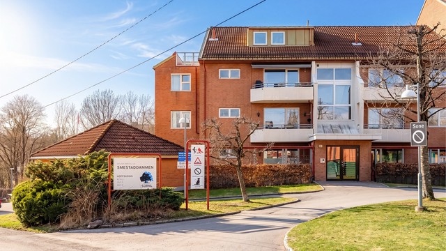 Leiligheten ligger fint til i 2.etasje på enden av bygget.