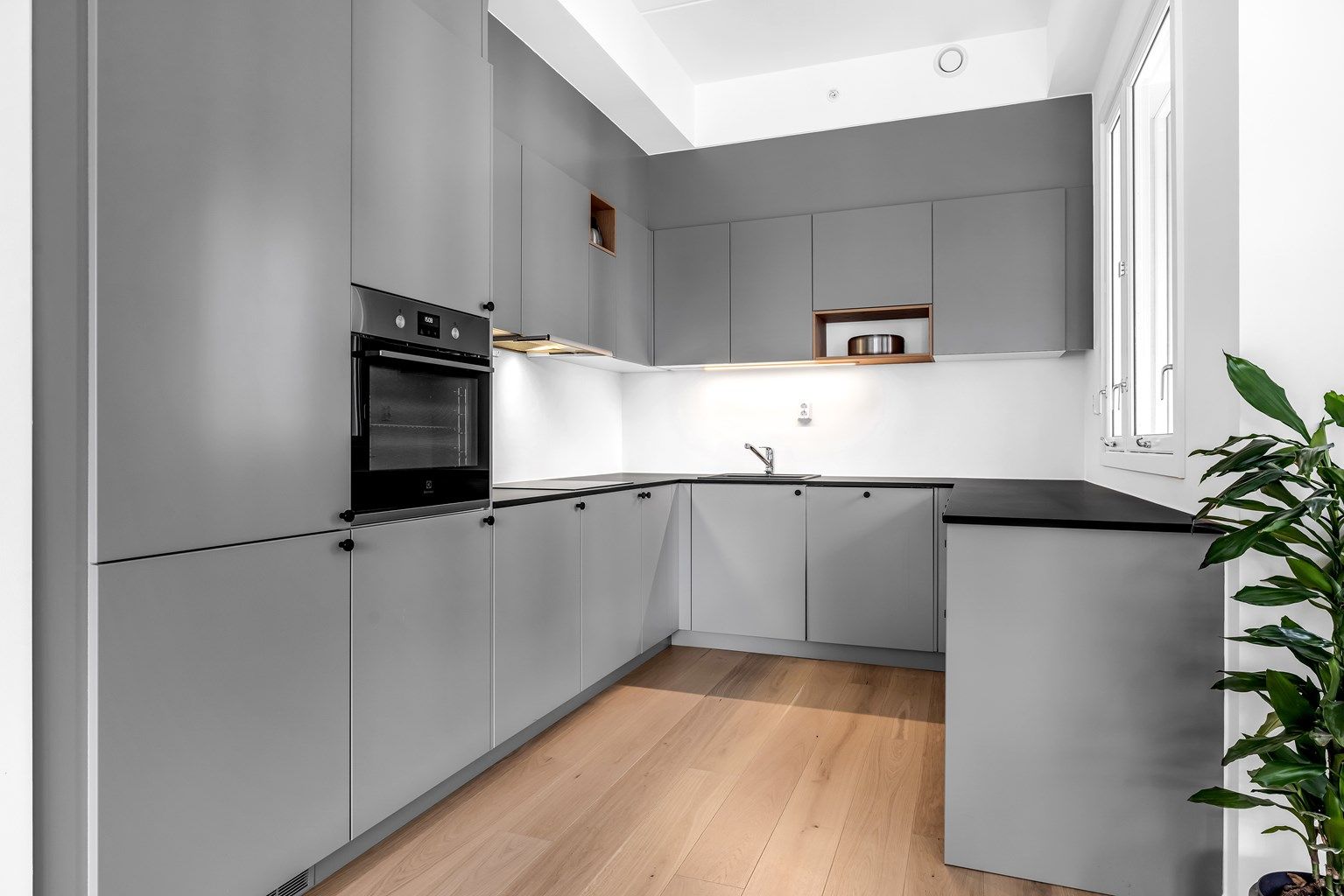 Kjøkkenet har moderne kjøkkeninnredning fra Drømmekjøkkenet. 