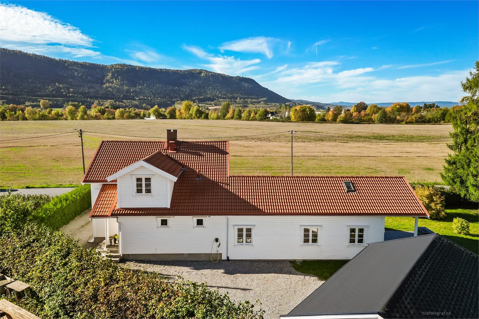 Eiendommen har en attraktiv beliggenhet i et hyggelig boligområde (rolig sidevei).
Foto: Haiman Askari.