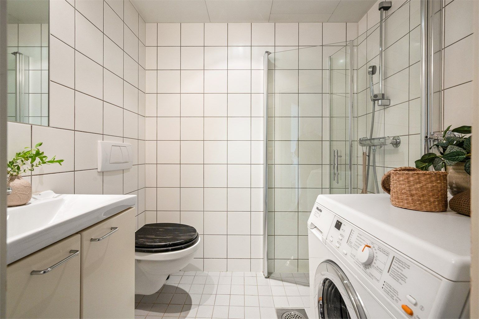 Badet har flislagt gulv med elektrisk gulvvarme og flislagte vegger.