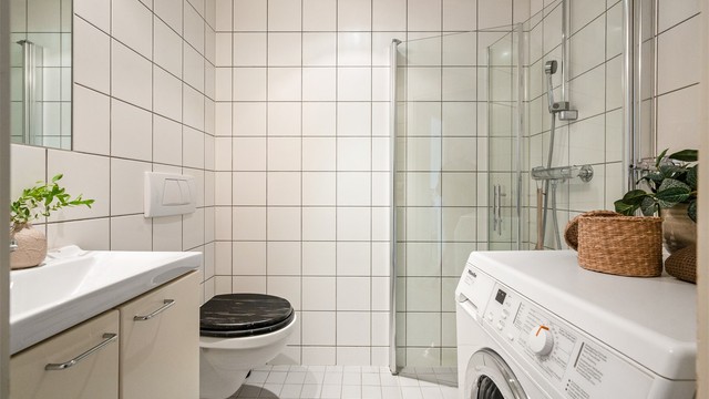Badet har flislagt gulv med elektrisk gulvvarme og flislagte vegger.
