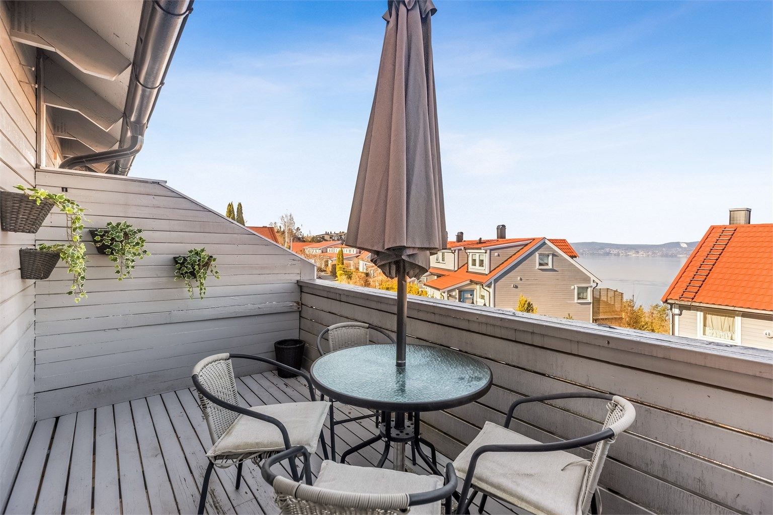 Balkongen er vestvendt med fjordgløtt og sol til de sene kveldstimene, noe som gjør den perfekt for både avslapning og sosiale kvelder. 