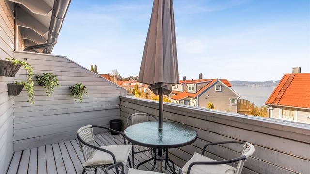 Balkongen er vestvendt med fjordgløtt og sol til de sene kveldstimene, noe som gjør den perfekt for både avslapning og sosiale kvelder.