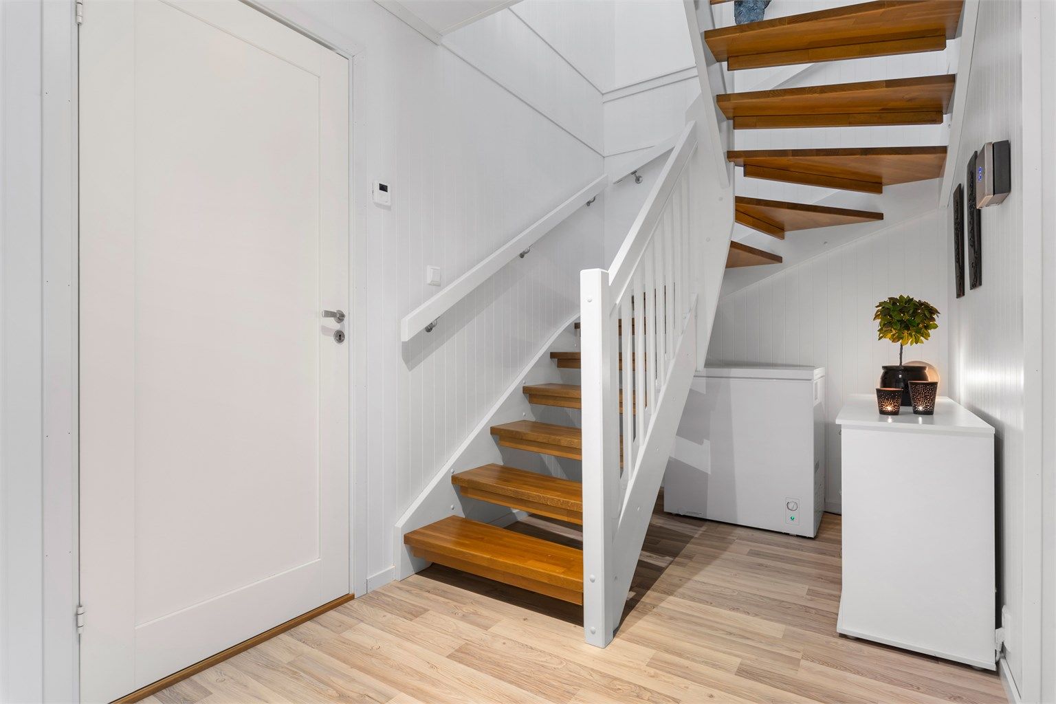 Hallen er romslig og med ekstra oppbevaringsmuligheter under trappen