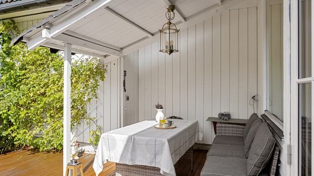 Den vestvendte markterrassen på ca. 30 m² har god plass til både spisebord og sittegruppe, og blir et naturlig uterom på fine dager.