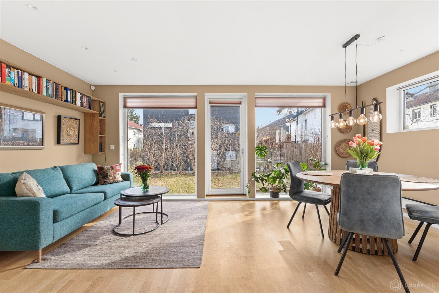 Den åpne stue- og kjøkkenløsningen gir god plass til både sofagruppe og spisebord.