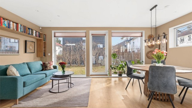 Den åpne stue- og kjøkkenløsningen gir god plass til både sofagruppe og spisebord.