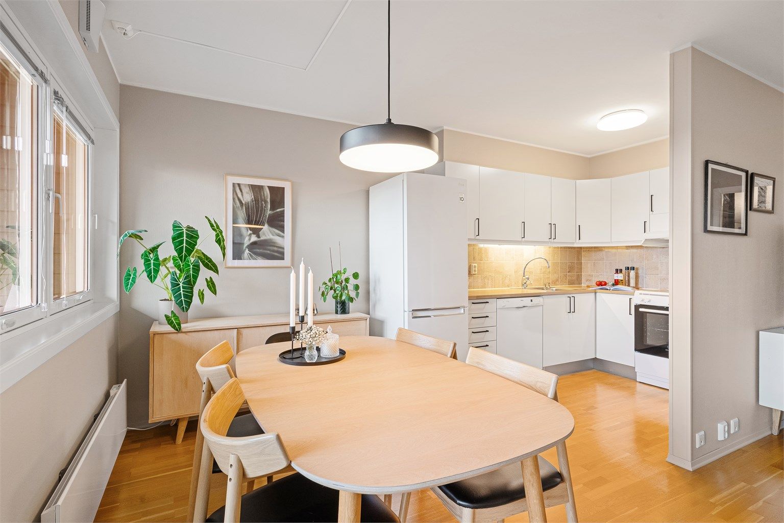 Delvis åpent mellom stue og kjøkken. ( Foto: Arve Gravdal )