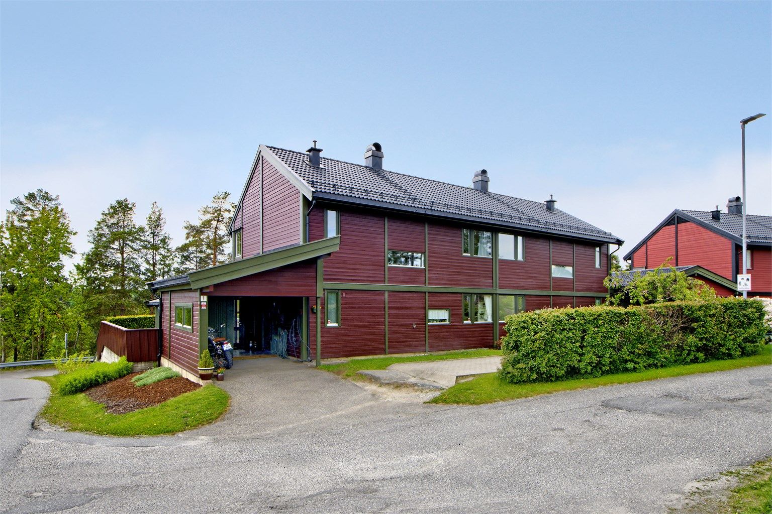 Carport med plass til én bil (med elbil lader, laderen følger) - i tillegg biloppstillingsplass på egen gårdsplass