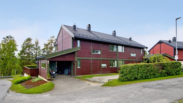 Carport med plass til én bil (med elbil lader, laderen følger) - i tillegg biloppstillingsplass på egen gårdsplass
