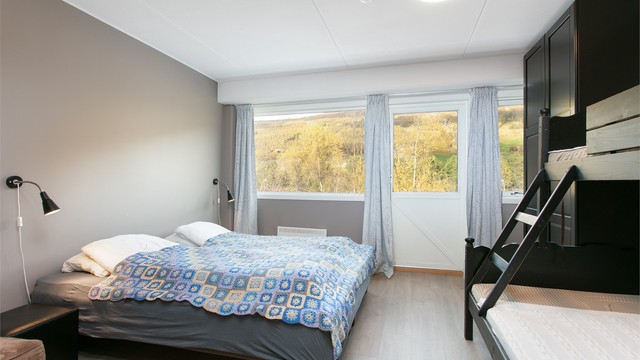 Det andre soverommet har plass til både dobbeltseng og familiekøyeseng samt egen dør til balkongen.