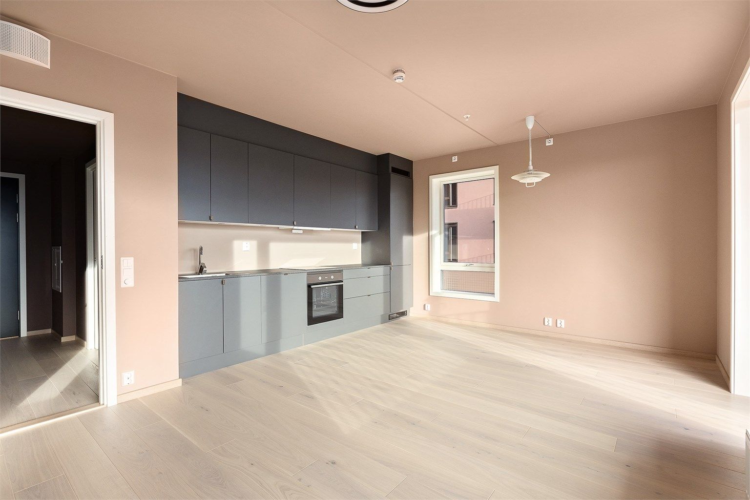 Moderne kjøkken i åpen løsning.