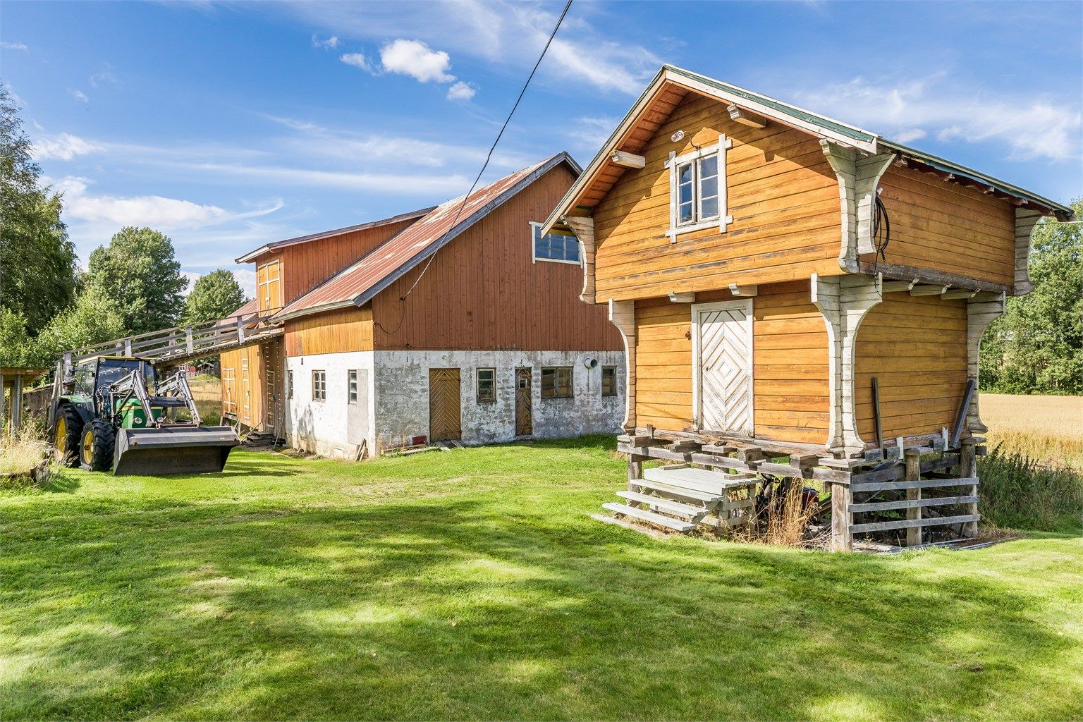 Eiendommen består av to eneboliger, stabbur samt driftsbygning