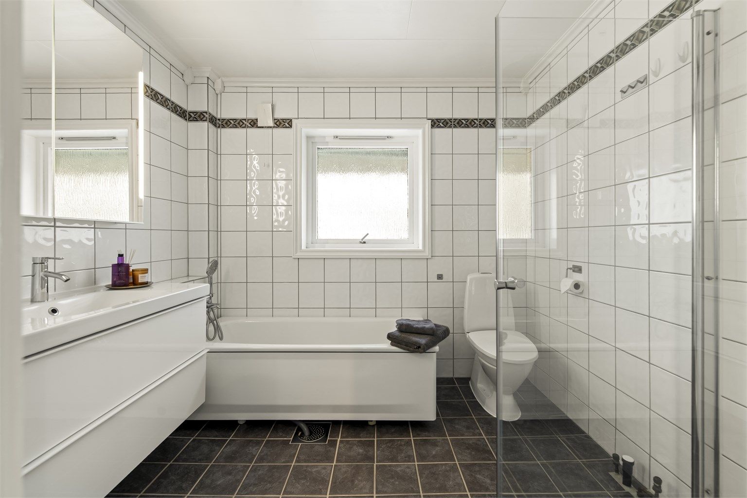 Delikat flislagt bad.