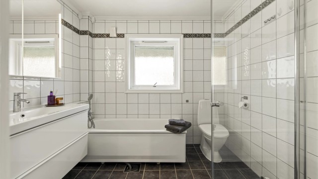 Delikat flislagt bad.