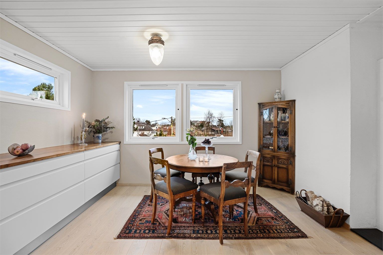 Det er godt med vinduer som gir rikelig med naturlig lys inn. 