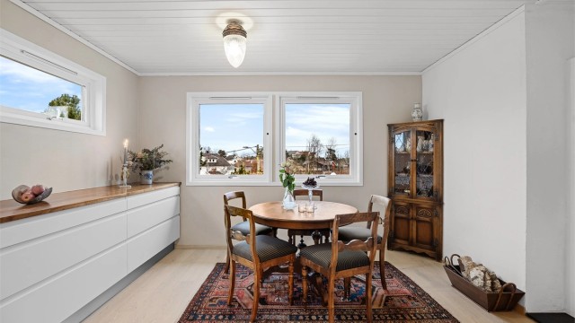 Det er godt med vinduer som gir rikelig med naturlig lys inn.
