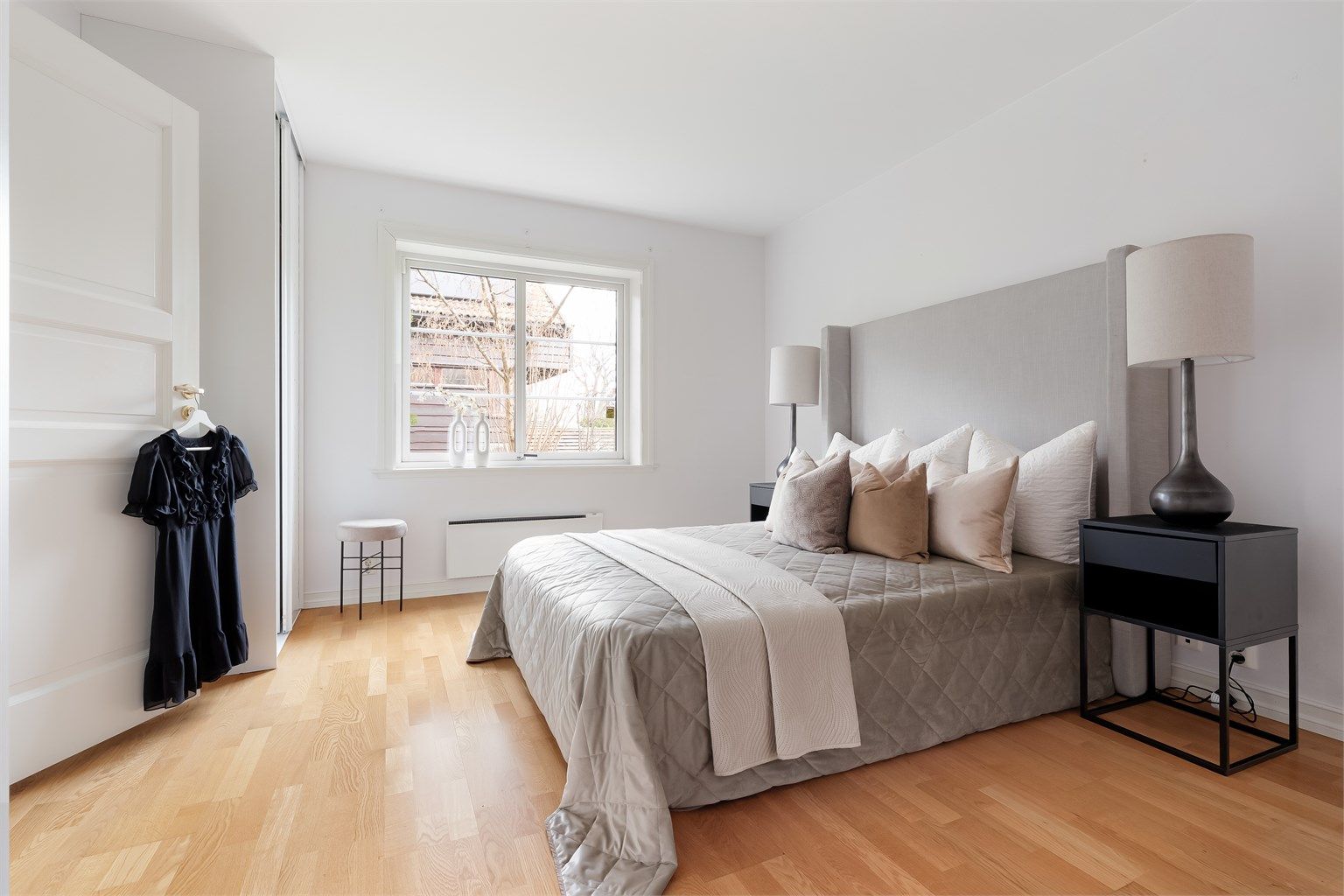 Stort og romslig hovedsoverom med god plass til dobbeltseng, tilhørende nattbord på begge sider og garderobeskap.