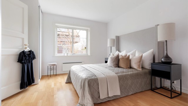 Stort og romslig hovedsoverom med god plass til dobbeltseng, tilhørende nattbord på begge sider og garderobeskap.