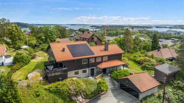 Krogsveen har gleden av å presentere Linerlebakken 10 - En innholdsrik enebolig m/hybel, sjøutsikt og stor tomt!