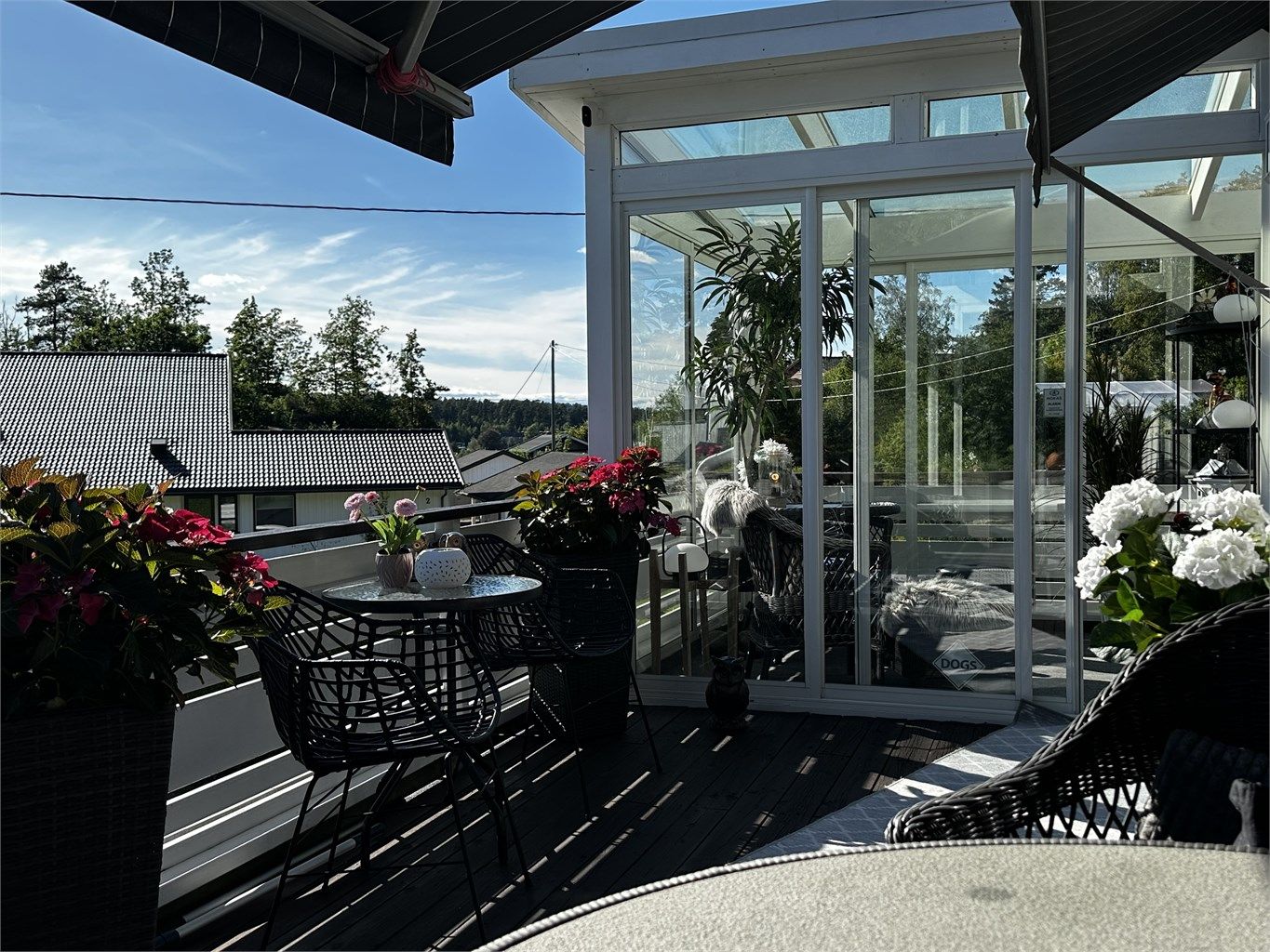 FULLKOMMEN TERRASSEIDYLL med glassveranda, markise og badebassseng.