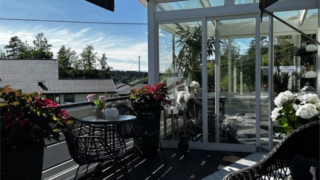FULLKOMMEN TERRASSEIDYLL med glassveranda, markise og badebassseng.