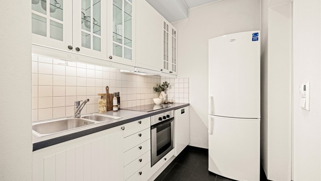 Av hvitevarer er kjøkkenet utstyrt med integrert stekeovn og platetopp samt frittstående oppvaskmaskin og kjøleskap med fryserdel.