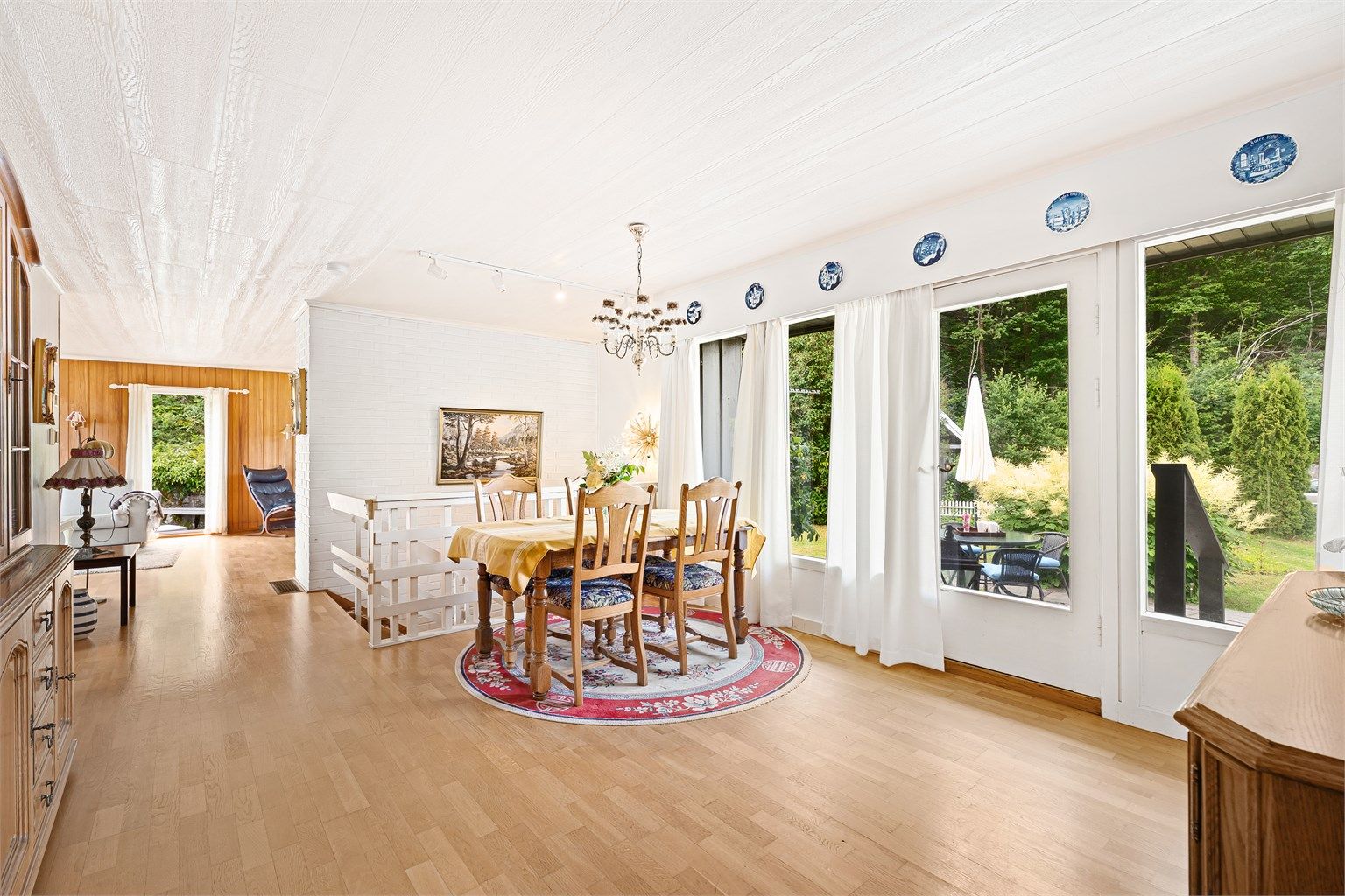 God plass til spisestue og med utgang til hage terrasse