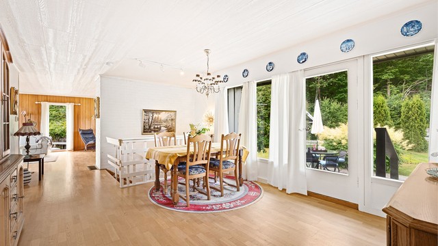 God plass til spisestue og med utgang til hage terrasse