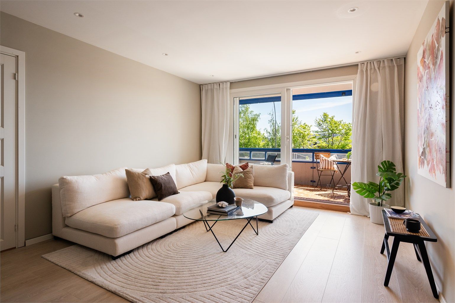 De store vindusflatene slipper inn rikelig med lys og skaper en lys og luftig atmosfære i boligen. Boligen har god standard, noe som gjenspeiler seg i TG1 på nesten alle elementer i tilstandsrapporten.