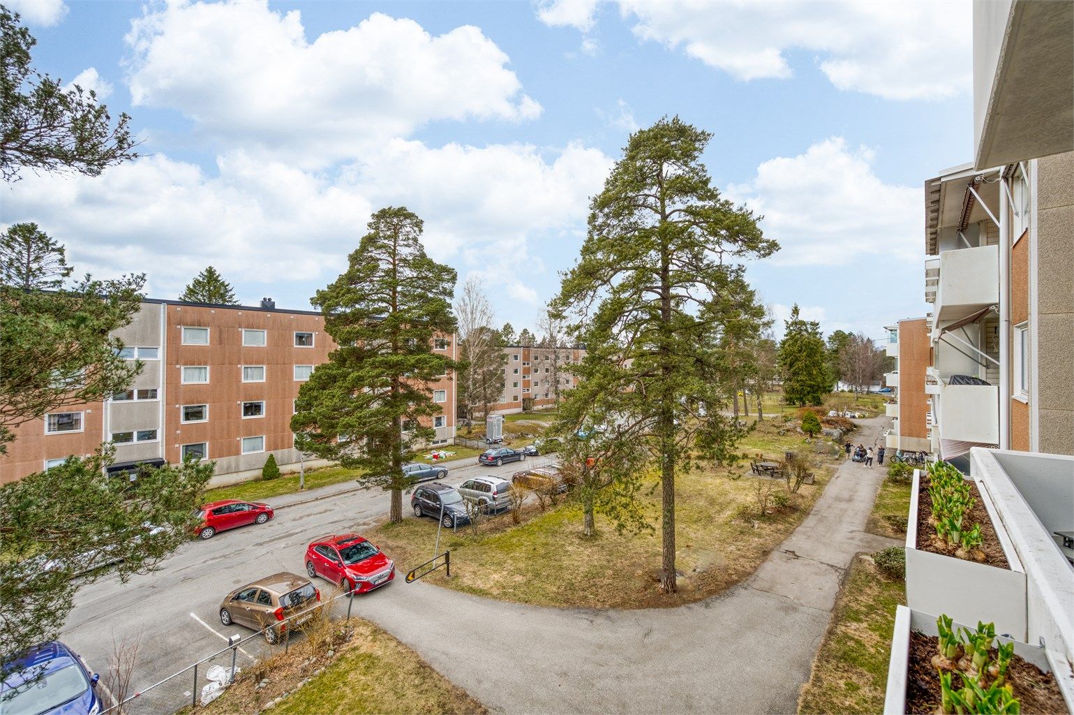 Luftig og fint utsyn fra balkongen. 
Området er beskrevet som «urbant i det landlige», med en god balanse mellom byliv og natur.