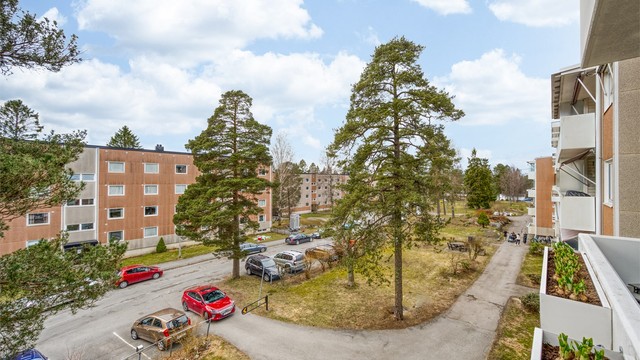 Luftig og fint utsyn fra balkongen.
Området er beskrevet som «urbant i det landlige», med en god balanse mellom byliv og natur.