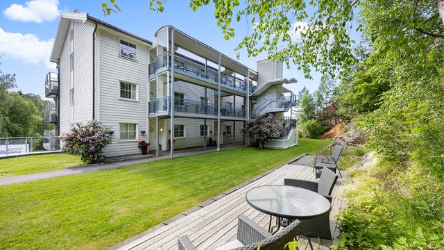 Fellesområdene er pent opparbeidet med plenarealer og sittegrupper.