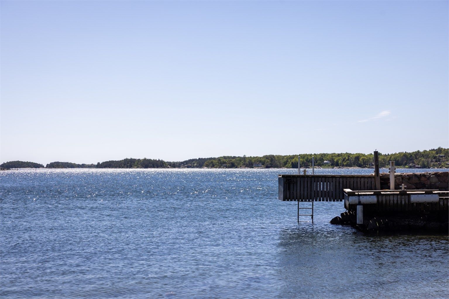 Eiendommen har en solid og vakker brygge i stein og tre.