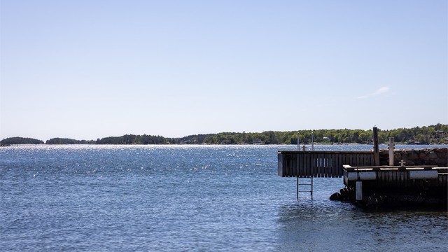 Eiendommen har en solid og vakker brygge i stein og tre.