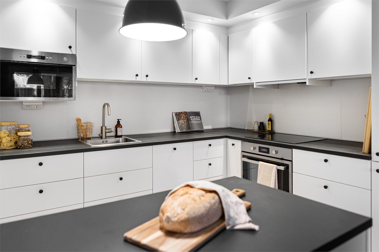 Her har du godt med benke-og skapplass som gjør matlagingen enkel. 