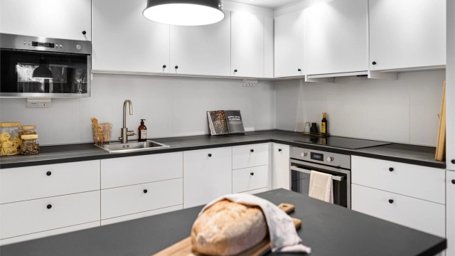 Her har du godt med benke-og skapplass som gjør matlagingen enkel.