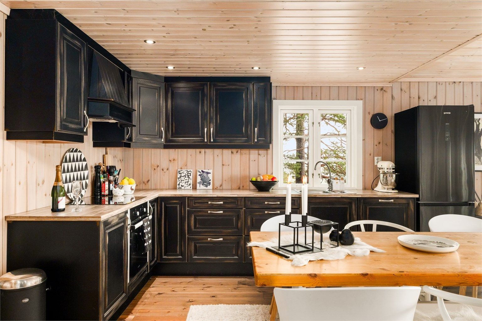 HELTRE: Kjøkkeninnredningen i heltre har en arbeidsvennlig L-form. Den har fått et strøk mørk brun, som kler de lyse panelveggene.