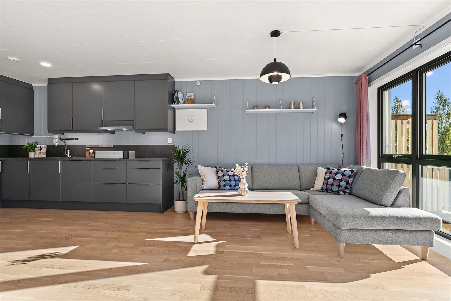 Plass til både sofa- og spisegruppe, perfekt for familie og gjester.