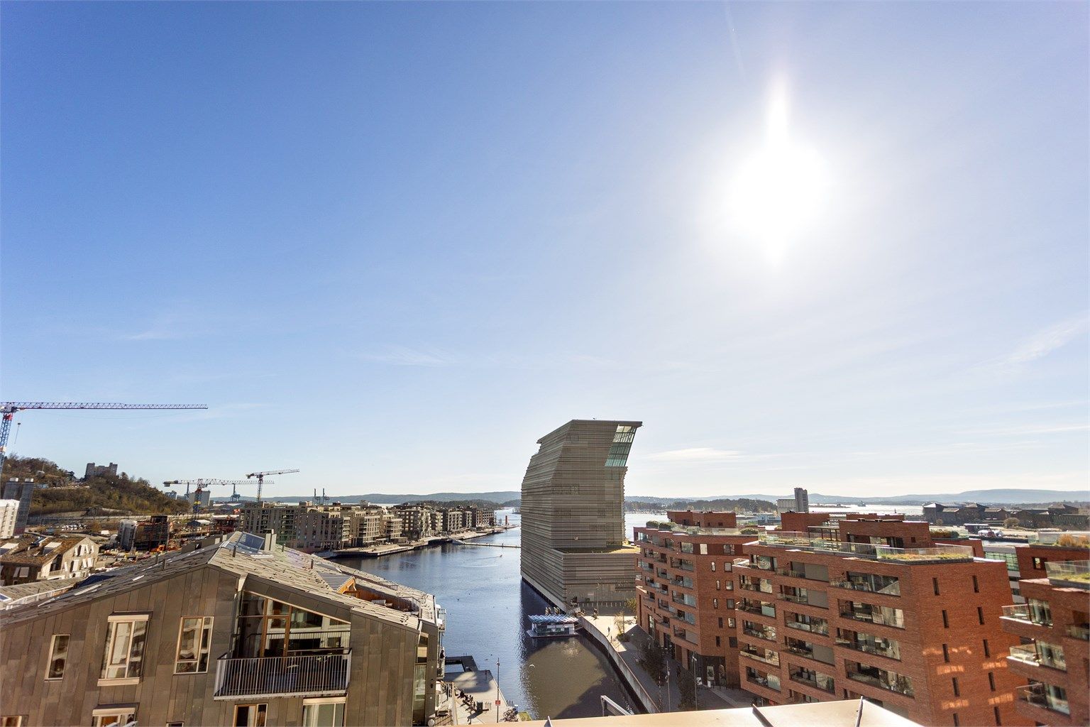 Fra takterrassen har du flott utsikt over Bjørvika, Munchmuseet og Oslofjorden.