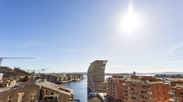 Fra takterrassen har du flott utsikt over Bjørvika, Munchmuseet og Oslofjorden.