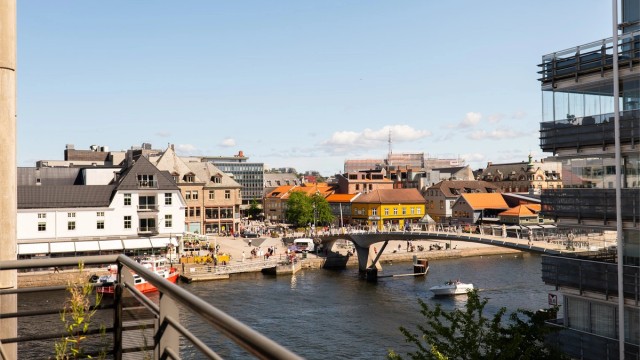 Leiligheten i Gamle Beddingvei 25 presenteres av Karl Robert Hansen i Krogsveen. Fotograf; Kristoffer Kristiansen.