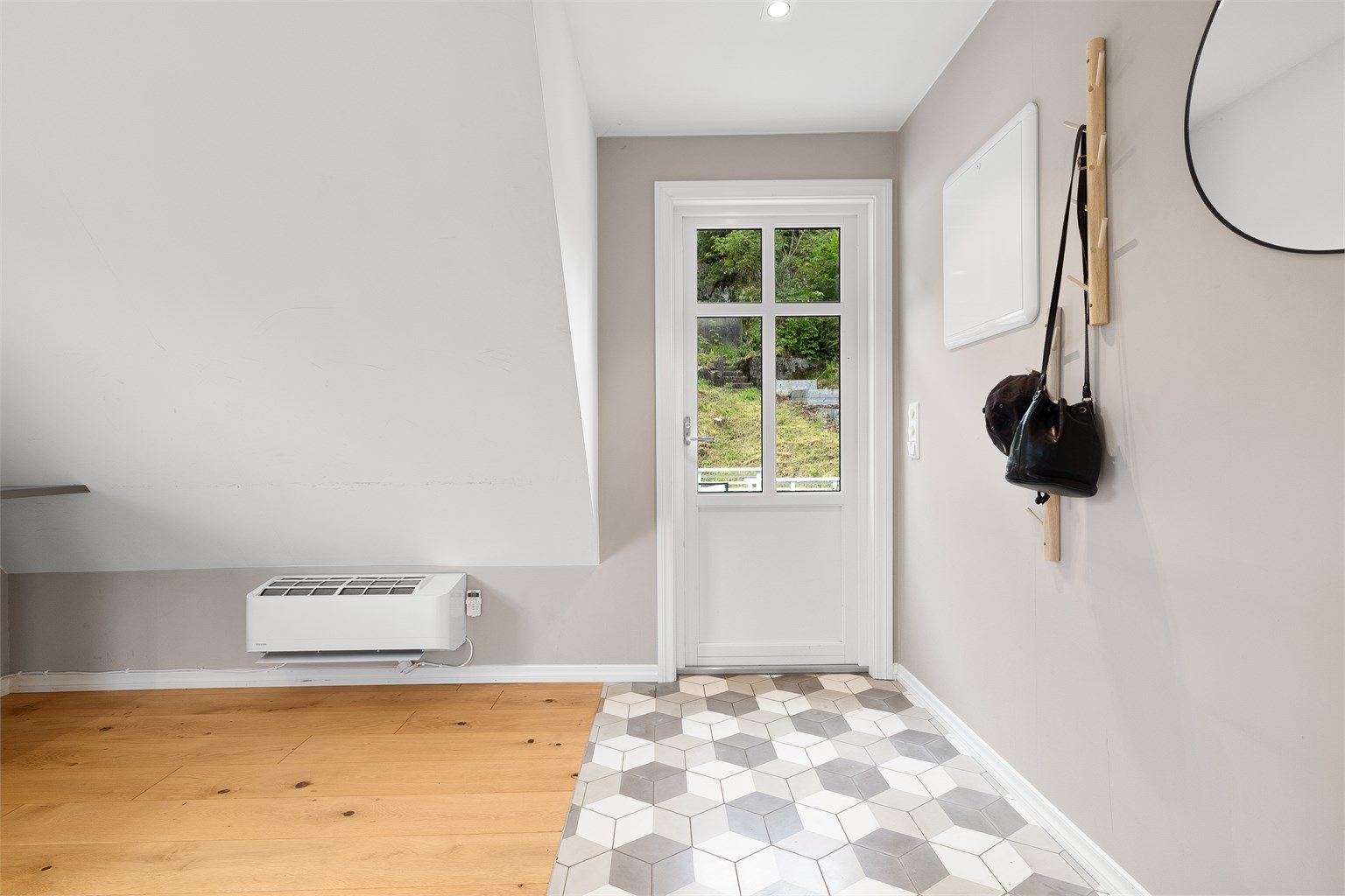 - Entré med flislagt gulv og dør med glassfelt som slipper inn dagslys. Varmepumpe montert i 2021 -