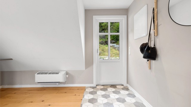 - Entré med flislagt gulv og dør med glassfelt som slipper inn dagslys. Varmepumpe montert i 2021 -