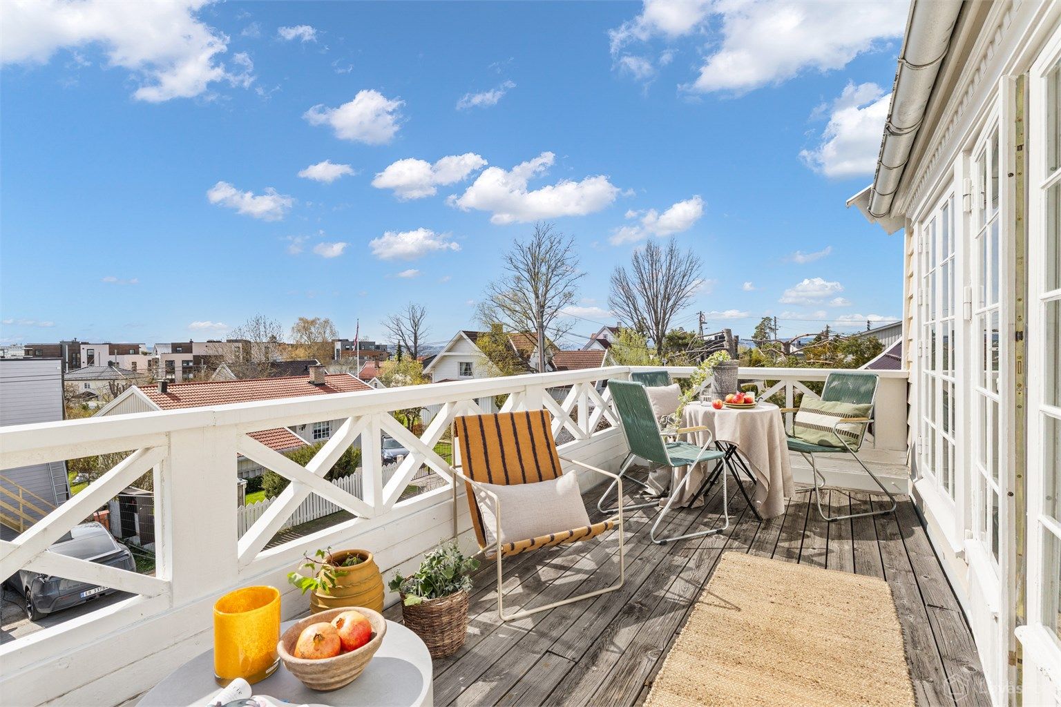 Solrik veranda utenfor tv-stuen i 2. etasje med hyggelig utsyn