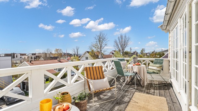 Solrik veranda utenfor tv-stuen i 2. etasje med hyggelig utsyn