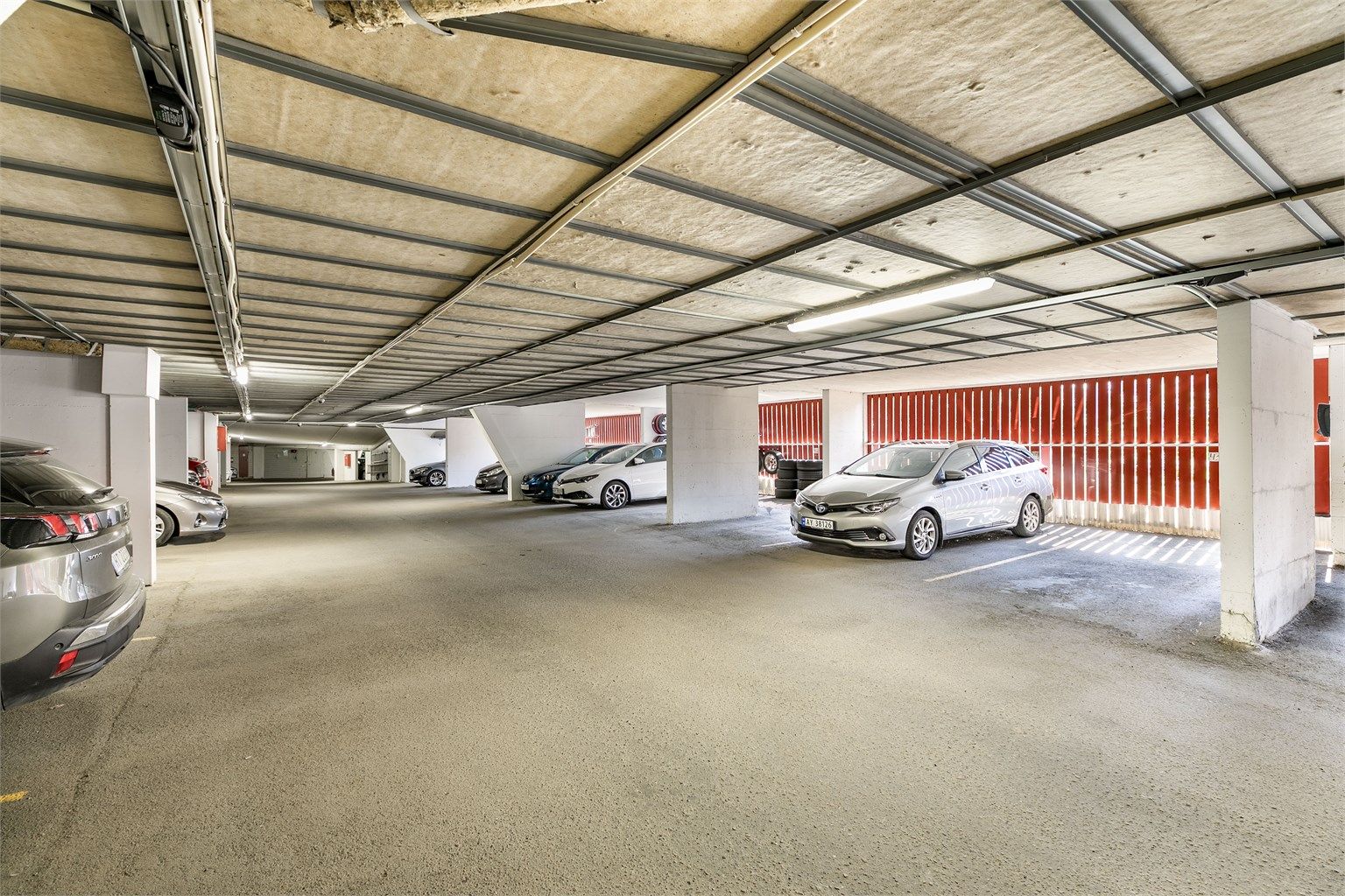 Leiligheten disponerer biloppstillingsplass i felles garasje under blokken.
