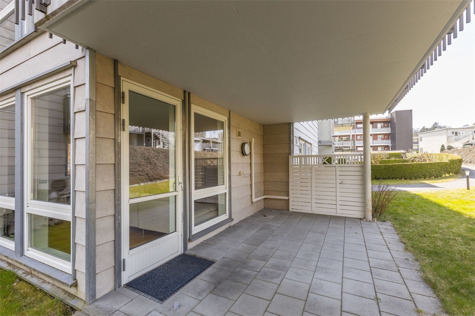 Koselig uteplass på bakkeplan med enkel tilgang til hagen